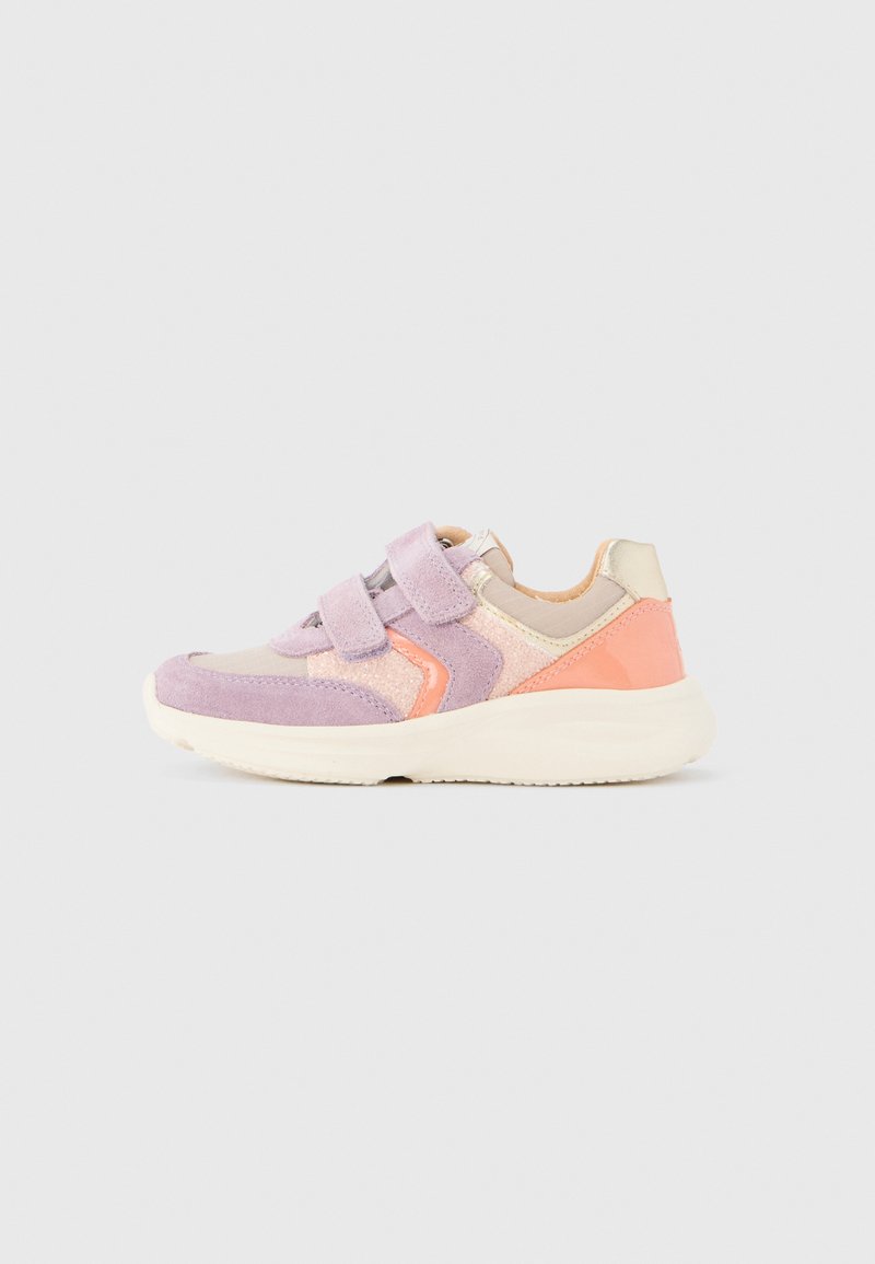 Παιδικό αθλητικό παπούτσι με μοβ σουέντ και ροζ πάνελ με glitter, δύο λουριά βέλκρο, λευκή σόλα και ροδακινί και χρυσές λεπτομέρειες, πλευρική όψη.