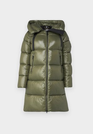 Manteau matelassé vert olive avec une finition brillante, doté d'une capuche, de sangles noires et de deux poches zippées sur les côtés. Coupe droite avec une fermeture éclair sur le devant.