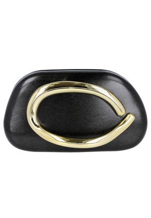 Bolso de mano de cuero negro con un gran asa metálica dorada curva y brillante en el centro delantero.