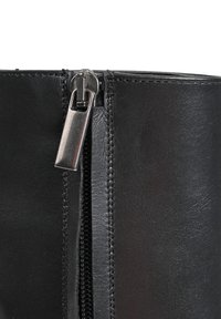 Czarny skórzany but za kostkę z bocznym zamkiem błyskawicznym, o gładkim wykończeniu i starannie zszytych szwach dla zwiększenia trwałości.