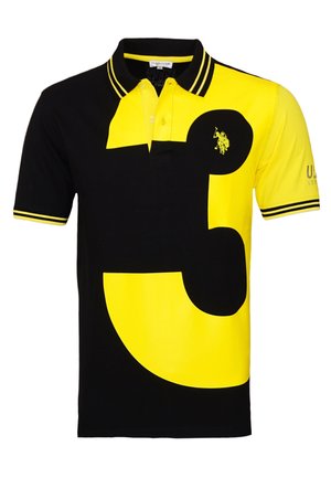 Polo negro y amarillo con un diseño de bloques amarillos enérgico, cuello de dos botones, mangas cortas con puños a rayas y acento de logo.