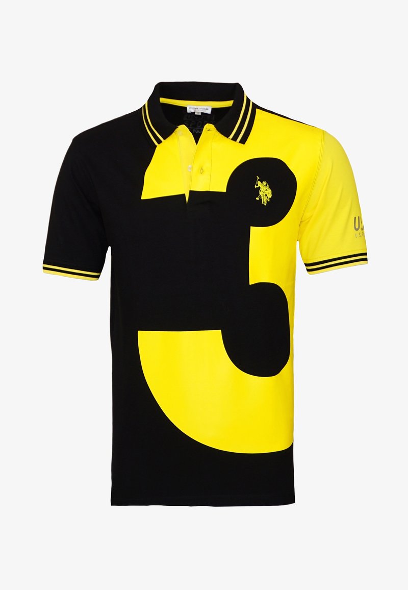 Polo noir et jaune avec un design en blocs jaunes audacieux, col à deux boutons, manches courtes avec des poignets rayés, et accent de logo.