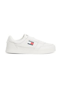 Baskets en cuir blanc avec des lacets plats, une languette rembourrée et une semelle en caoutchouc. Présente un patch de logo de marque en rouge, blanc et bleu sur le côté.