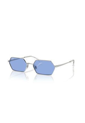 Occhiali da sole esagonali con lenti blu, montatura in metallo argentato e aste sottili. Accenti trasparenti sulle tempie, che riflettono la luce.