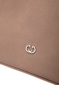 Borsa in tessuto marrone caratterizzata da una superficie testurizzata e un accento in argento con il logo GG. Il design presenta linee pulite e una forma rettangolare.