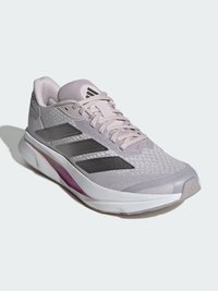 Svetlofialová športová obuv s priedušnými panelmi zo sieťoviny, tromi čiernymi pruhmi, polstrovaným golierom a bielou podrážkou so žiarivým fialovým akcentom.