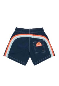 Pantaloni da nuoto blu navy con strisce laterali multicolori in arancione, azzurro chiaro e bianco. Presentano una tasca posteriore con una toppa logo e una cintura elastica.
