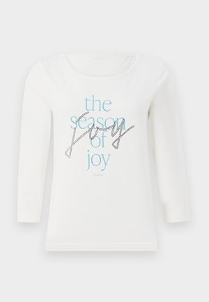Baltas ilgomis rankovėmis marškinėliai iš medvilnės su mėlynu tekstu "džiaugsmo sezonas" įvairių šriftų derinyje ir juodais akcentais.