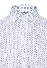 Weißes Hemd mit einem kleinen runden blau- und navyfarbenen Muster, klassischem Kragen und fünf Knöpfen vorne zur Schließung.