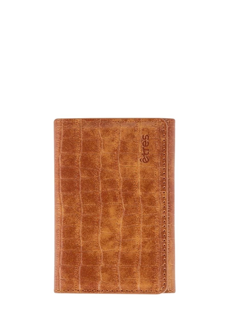 Portefeuille en cuir marron avec un motif crocodile texturé, comportant un bord cousu et un logo en relief à l'avant, de forme rectangulaire compacte.