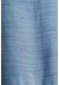 Tissu bleu clair à la texture lisse avec un motif tissé subtil, présentant un grain diagonal fin à travers la surface.