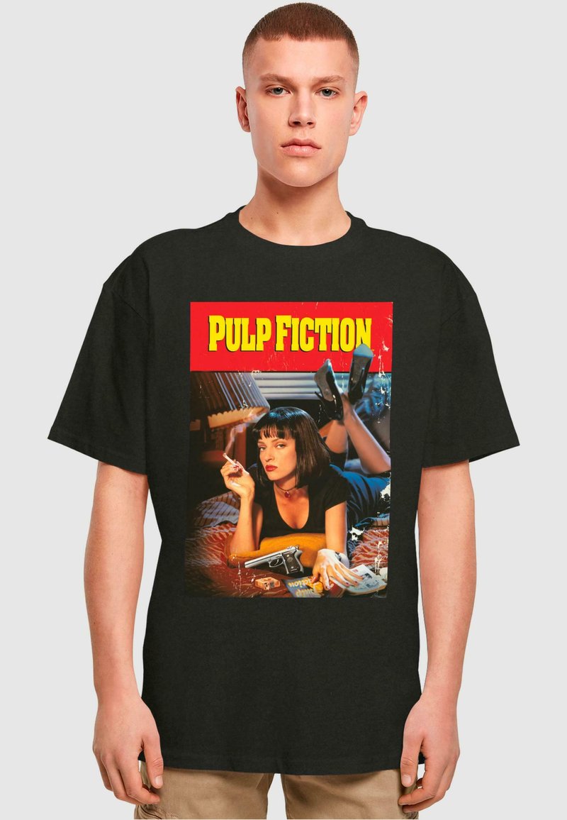 Svart bomull t-skjorte med grafisk trykk av "Pulp Fiction" med retrodesign, livlige røde og gule farger, og detaljert bilde.