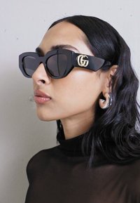 Gucci GEOMETRICAL/DIRECTIONAL - Akiniai nuo saulės - black/grey