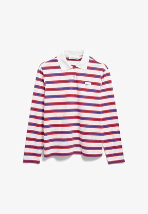 Wit poloshirt met lange mouwen en rood-blauwe horizontale strepen, voorzien van een witte kraag en een klein logopatch op de borst.