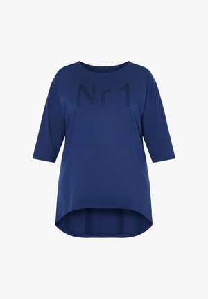 Top da donna blu con maniche a tre quarti, orlo asimmetrico e scritta nera con borchie "Nr.1" sul davanti.