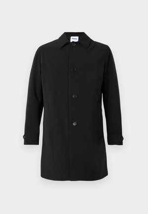 Cappotto nero realizzato in tessuto liscio, con colletto, cinque bottoni frontali, due tasche laterali e polsini con bottone. Vestibilità classica.