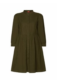Vestito verde oliva con colletto alto, chiusura a bottoni frontale e maniche lunghe; presenta un punto vita arricciato e una gonna svasata.