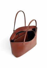 Sac fourre-tout en cuir marron avec une finition texturée, ouvert en haut, deux poignées et un intérieur spacieux comprenant un compartiment zippé.