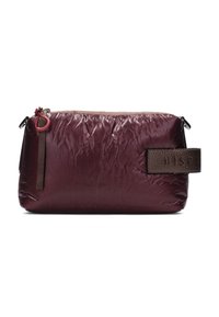 Trousse de maquillage bordeaux avec une texture froissée, fermeture à glissière, tirette rouge et accent en cuir marron avec des lettres en relief.