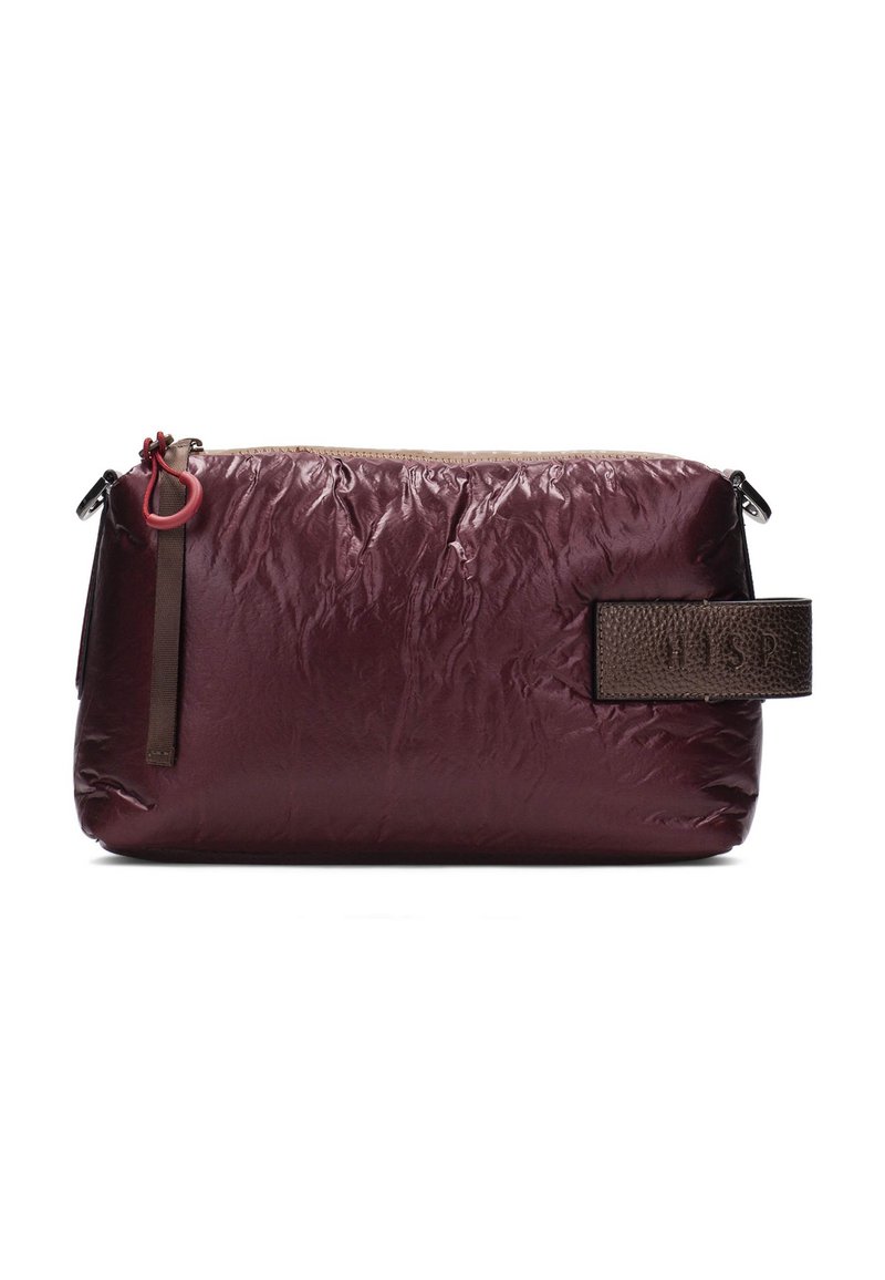 Trousse de maquillage bordeaux avec une texture froissée, fermeture à glissière, tirette rouge et accent en cuir marron avec des lettres en relief.