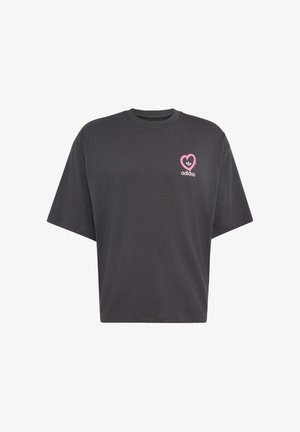 Tamnosiva kratka majica kratkih rukava, s ružičastim obrubom srca i bijelim Adidas logotipom na lijevoj strani prsa.
