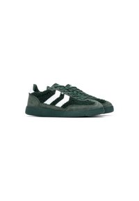 Zapatillas de ante verdes con dos franjas blancas, con una parte superior de tela texturizada, suela de goma y cordones planos. Diseñadas con una forma de perfil bajo.
