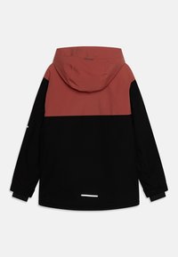 Veste colorée avec un haut section bordeaux et une section inférieure noire, dotée d'une capuche à cordon de serrage et d'un accent réfléchissant à l'ourlet.