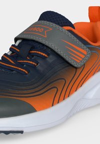 Παιδικό αθλητικό παπούτσι σε ναυτικό μπλε και πορτοκαλί με γκρι αυτοκόλλητο ιμάντα Velcro με την ένδειξη "Friboo", δίχτυ στη γλώσσα και λευκή σόλα.