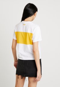 Fila ALLISON - T-shirt imprimé - bright white/citrus