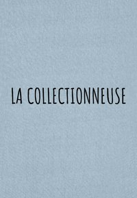 Un fond texturé bleu avec le texte "LA COLLECTIONNEUSE" en gras noir, dans une police ludique, centré avec un design décontracté.