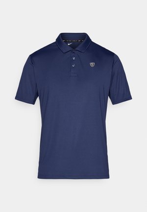 Camiseta polo azul marino de tela suave, con cuello, tapeta de tres botones y un pequeño logotipo en el pecho. Mangas cortas.