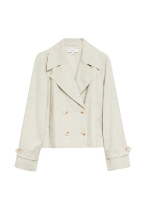 Beżowa dwurzędowa marynarka z szerokimi klapami, zapinanymi na guziki mankietami i krótkim krojem, prezentowana na białym tle.