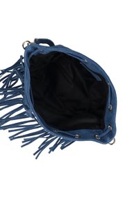 Borsa a tracolla blu in suede con dettagli a frange, accessori in metallo e interno in tessuto nero. Il design open top rivela un comparto spazioso.