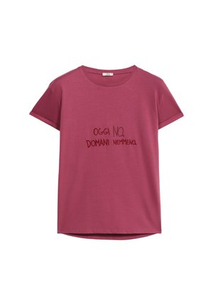Rosa Baumwoll-T-Shirt mit kurzen Ärmeln, rundem Ausschnitt und besticktem Text in kontrastierendem Burgundy, der "OGGI NO. DOMANI NEMMENO." sagt.