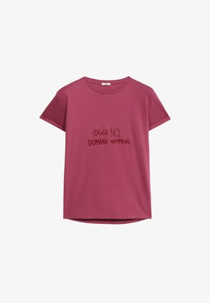 Rosa Baumwoll-T-Shirt mit kurzen Ärmeln, rundem Ausschnitt und besticktem Text in kontrastierendem Burgundy, der "OGGI NO. DOMANI NEMMENO." sagt.