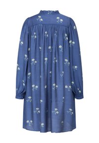 Blaues Blumenkleid mit langen Ärmeln und rüschigem Ausschnitt. Mit kleinen weißen Blumen und grünen Ranken aus einem weichen, strukturierten Stoff.