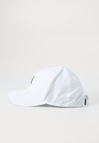 Hvid baseballkasket med en buet skygge, lavet af glat stof, med et broderet logo foran og et justerbart bånd bagpå.