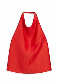 Haut à bretelles rouge avec un décolleté arrondi, fabriqué dans un tissu léger avec un léger éclat et une texture lisse. Design simple, sans ornements.