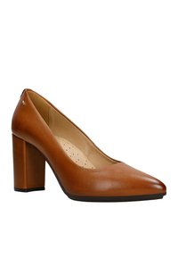 Chaussure à talon aiguille en cuir marron avec un bout pointu et un talon épais. L'intérieur dispose d'une semelle rembourrée avec des perforations pour le confort.