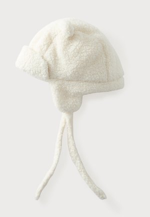 Weißer Fleece-Winterhut mit Ohrenklappen und langen Bändern, mit einer kleinen runden Bommel oben.