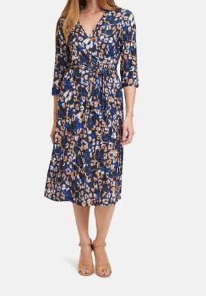 Robe portefeuille en imprimé léopard bleu, marron et crème. Dotée de manches trois-quarts, d'une ceinture à la taille et d'un ourlet au genou. Texture lisse.