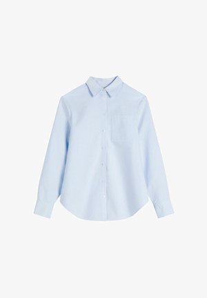 Jasnoniebieska koszula na długi rękaw z cienkimi białymi pionowymi paskami i pojedynczą kieszenią na piersi, prezentowana na białym tle.