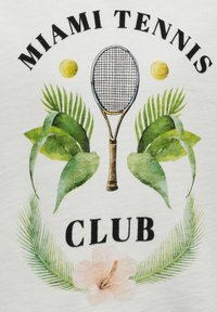 Dizajn majice z besedilom "Miami Tennis Club", teniško loparjem, teniškimi žogicami in tropskimi listi s pink cvetom na belem ozadju.