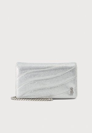 Pochette argentée ornée de bandes cousues en diagonale, d’un petit logo métallique et d’une bandoulière chaîne, présentée sur un fond uni.