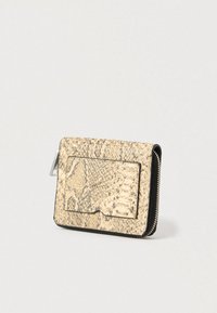 Beige tekstureret pung med slangeprint, sort lynlås og et kortholder på forsiden. Kompakt rektangulært design med en glat finish.