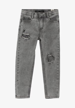 Grå jeans med lige ben med mønstret stoflapper på venstre lår og højre knæ, fem-lomme design og knaplukning.