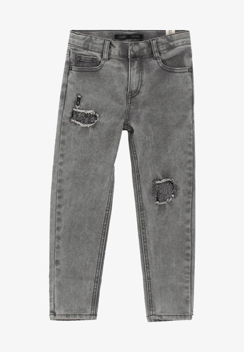 Jean gris coupe droite avec des pièces en tissu à motifs sur la cuisse gauche et le genou droit, design cinq poches et fermeture par boutons.
