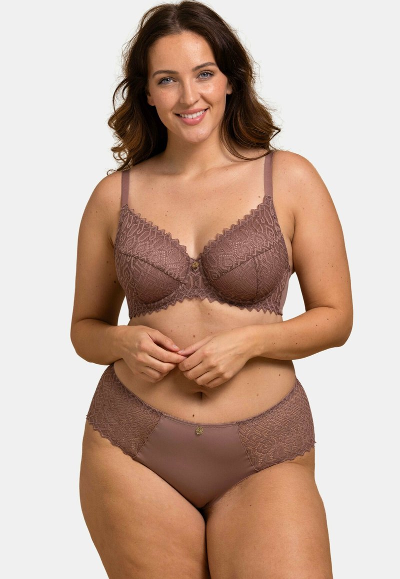 Soutien-gorge et culotte en dentelle dans un doux mauve. Le soutien-gorge présente des bonnets moulés, des bords festonnés et des éléments décoratifs. La culotte est ornée de dentelle et possède des côtés lisses.