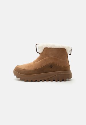 Bottine d'hiver en suède marron à la cheville avec doublure en polaire blanche, semelle robuste, logo sur le côté, et languettes de traction sur le talon et la languette pour un enfilage facile.