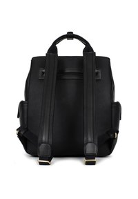 Zaino in pelle nera con superficie testurizzata, doppi cinturini regolabili, manico superiore e tasca con zip sul retro. Design minimalista con accenti dorati.